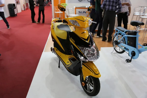 รถจักรยานยนต์ Biz Sunra สีเหลือง — ภาพถ่ายสต็อก