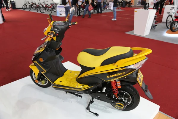 Moto biz Sunra giallo — Foto Stock