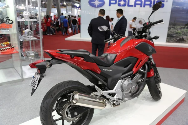 Honda motosiklet nc 700 kırmızı — Stok fotoğraf