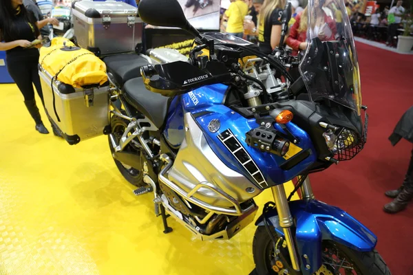 Moto ducati touratech bleu — Photo