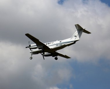 küçük uçak uçan