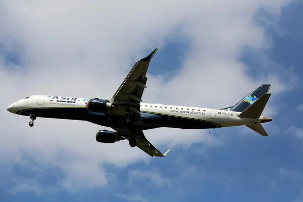 Lentokone sininen luonnollinen taivas tausta — kuvapankkivalokuva