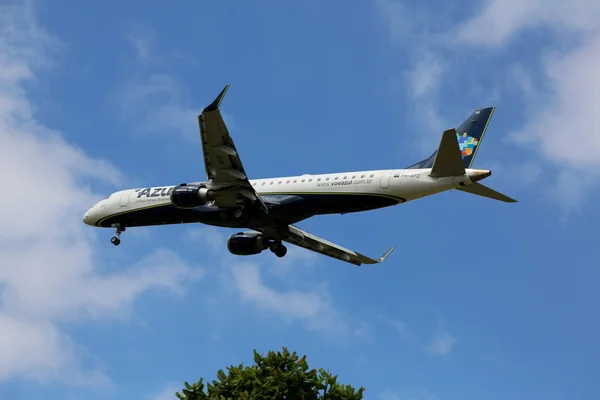 Aereo su sfondo cielo naturale blu — Foto Stock