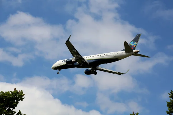 Aereo su sfondo cielo naturale blu — Foto Stock