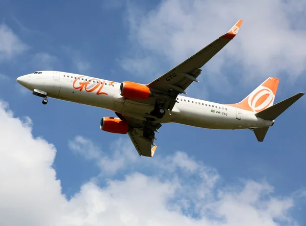 Flugzeug auf blauem Himmel Hintergrund — Stockfoto