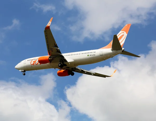 Flugzeug auf blauem Himmel Hintergrund — Stockfoto