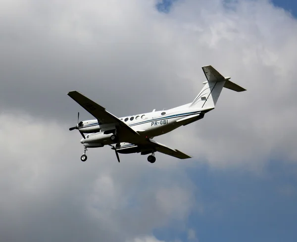 Avião pequeno voando — Fotografia de Stock