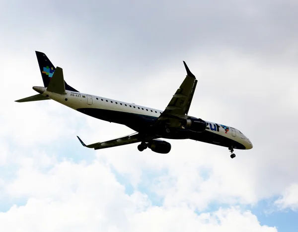 Uçak doğal gökyüzü mavi zemin üzerine — Stok fotoğraf