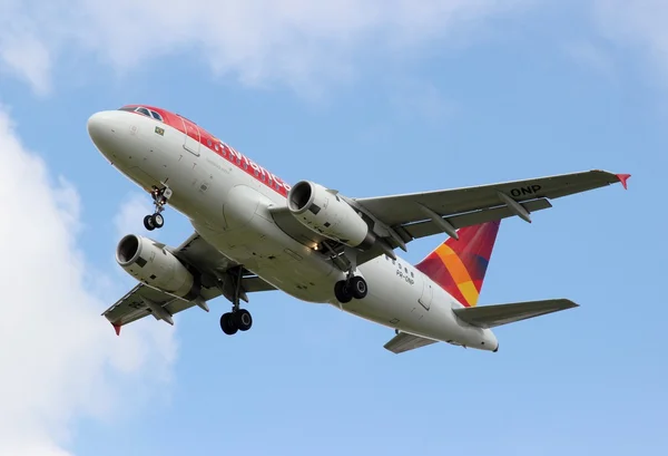 Aereo volare in blu cielo naturale sfondo — Foto Stock