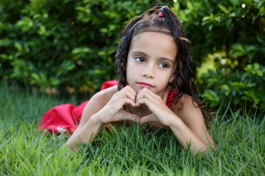 güzel çocuk çim üzerinde yalan
