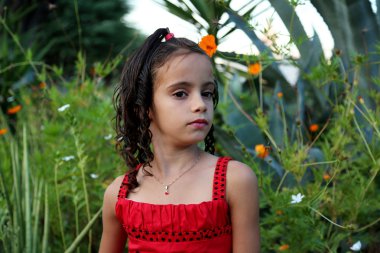 Kırmızı elbiseli güzel çocuk