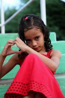 Çocuk elleri ile bir kalp yapma