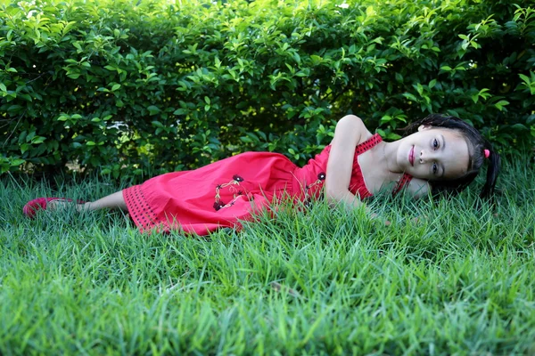 Beautiful child lying on the grass — Stock Photo, Image