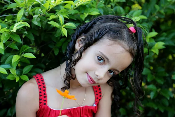 빨간 드레스에 아름 다운 아이 — 스톡 사진