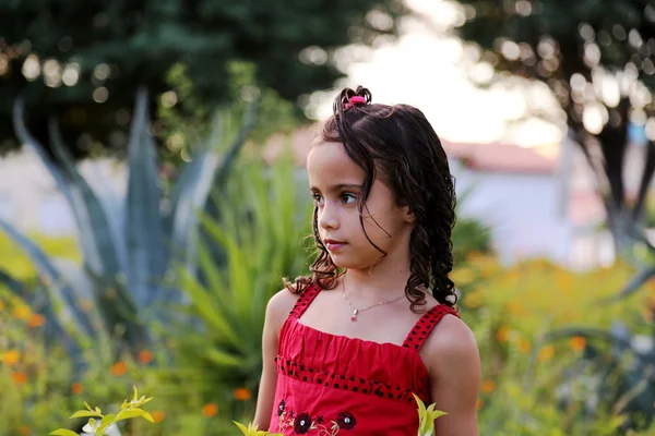 Criança bonita em vestido vermelho — Fotografia de Stock