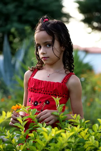 빨간 드레스에 아름 다운 아이 — 스톡 사진