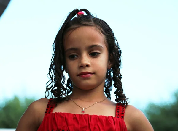 Criança bonita em vestido vermelho — Fotografia de Stock