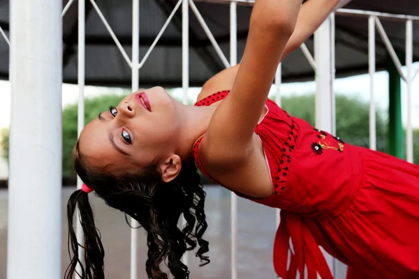 Niño jugando en las escaleras — Foto de Stock