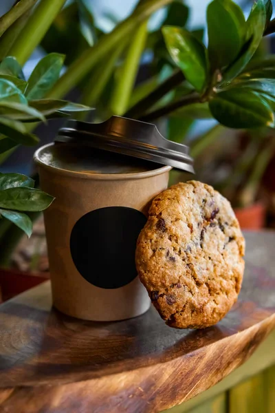 在纸杯中倒入咖啡和美味的饼干 有选择的重点 软模糊的背景 免版税图库图片