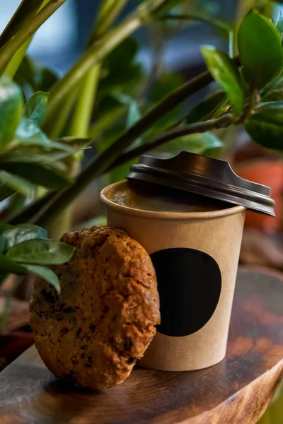在纸杯中倒入咖啡和美味的饼干 有选择的重点 软模糊的背景 图库照片