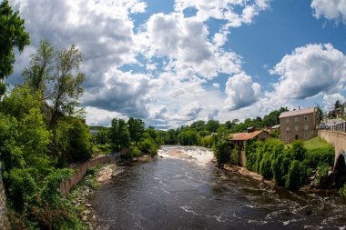 Keeseville, New York 'taki Stone Arch Köprüsü' nden Ausable River görüldü.