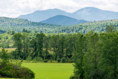 Adirondack Dağları 'nın kalbinde yaz sahnesi