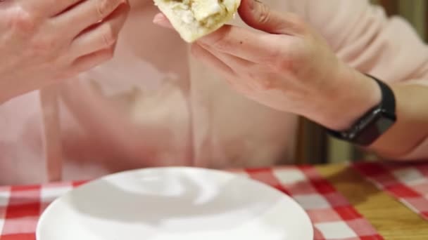 Mujer comiendo una rebanada de pizza con queso parmesano y diferentes setas. — Vídeos de Stock