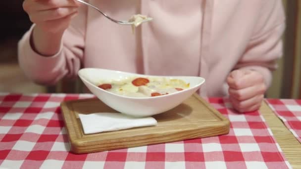 Primer plano de una mujer come julien caliente con pavo o filete de pollo bajo una capa de queso y salsa de crema. — Vídeo de stock