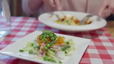 Taze bezelye, havuç, lahana, salatalık ve jambon salatası..