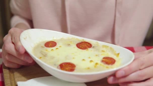 Peynir Krema Sosunun Altında Hindi Tavuk Filetosu Ile Sıcak Jülyen — Stok video