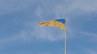 Ukrayna 'nın ulusal bayrağı mavi bir arka planda rüzgarda sallanıyor.. 