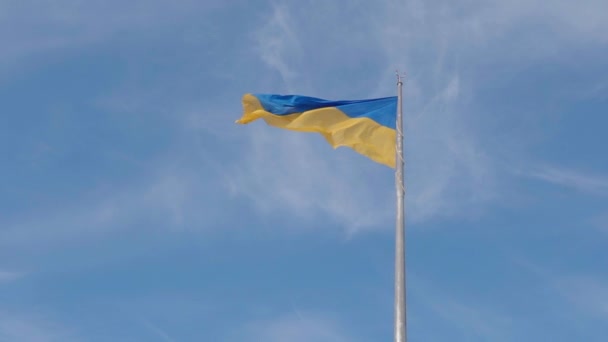 深い青い空に対して風の中で波のウクライナの国旗青と黄色の二色. — ストック動画