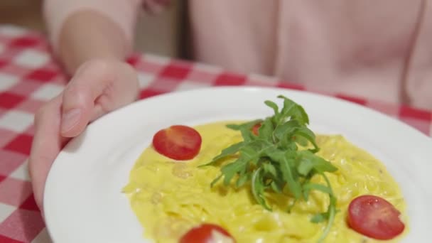 Detalle de una apetitosa pasta de calabaza con salsa, camarones, tomates cherry y albahaca. — Vídeos de Stock