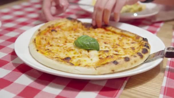 Una donna prende una fetta di deliziosa pizza margarita succosa. Primo piano. — Video Stock