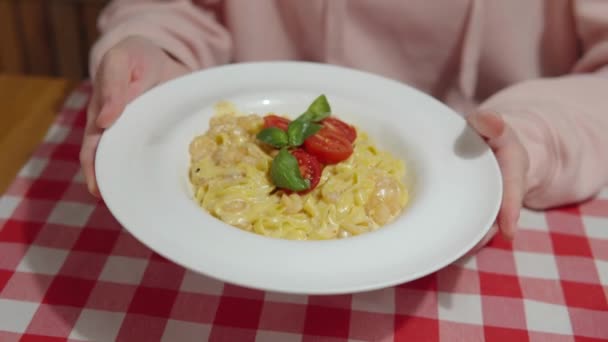 Осінні гарбузові макарони з креветками та овочами . — стокове відео