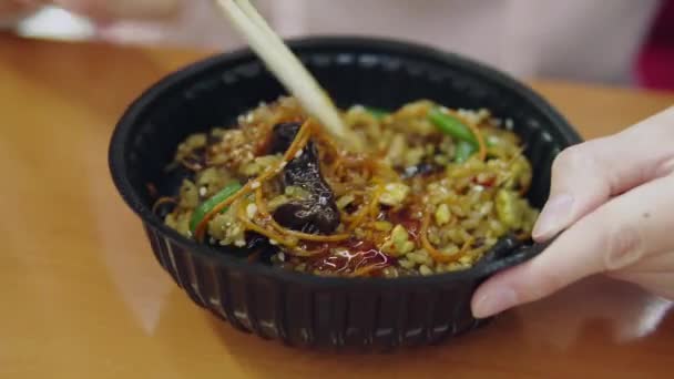 女人把亚洲面和鸡肉、蔬菜、糖醋和木棍混合在一起. — 图库视频影像