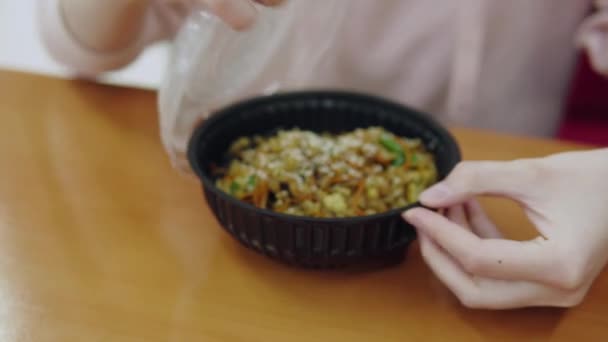 Donna apre scatola di plastica con una tagliatelle con pollo e verdure. — Video Stock