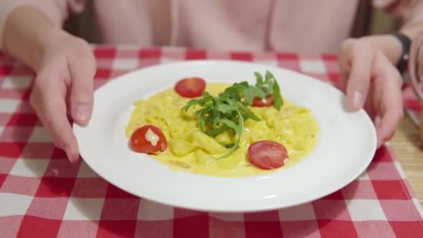 La mujer está lista para comer pasta de calabaza con salsa, camarones, tomates cherry y albahaca en el restaurante. — Vídeos de Stock