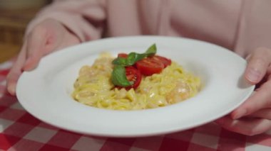 Deniz ürünleri karidesli, domatesli ve fesleğenli tam teşekküllü balkabağı makarnası..