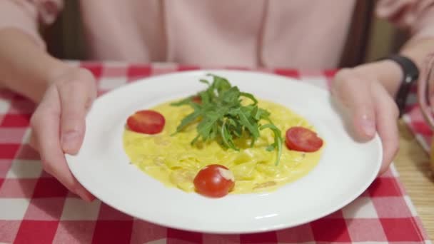 Kürbisnudeln mit Sauce, Garnelen, Kirschtomaten und Basilikum im Restaurant. — Stockvideo