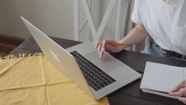 Moda joven mujer de negocios que trabaja en el ordenador portátil, portátil, utiliza trackpad. Primer plano de disparo. — Vídeo de stock