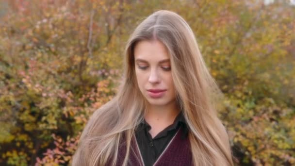 Retrato de bela mulher caucasiana de cabelos longos olhando para a câmera. — Vídeo de Stock