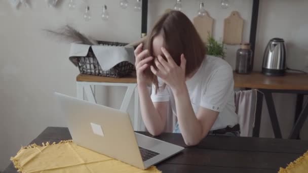 Mujer de negocios preocupada agitando las manos y mirando a la computadora portátil en la oficina moderna. — Vídeo de stock