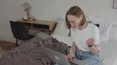 Kafkasyalı genç iş kadını çalışanlarına talimat veriyor, iş konularını tartışıyor, video görüşmesi yapıyor..