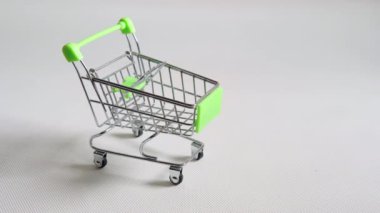 Boş oyuncak metal süpermarket tramvayı yeşil renkli mini alışveriş arabası.