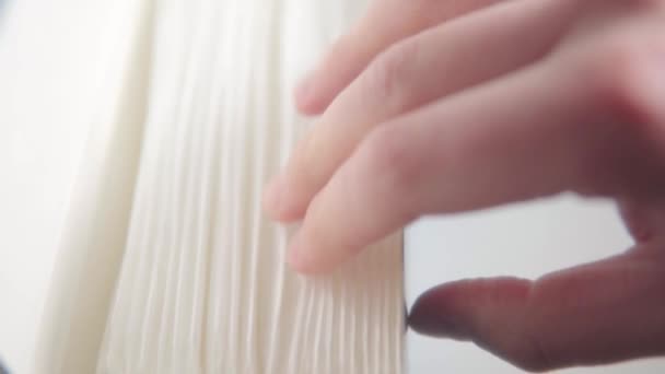 A mans hand pulls out an individually packaged protective medical mask from a box. — Vídeo de Stock