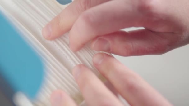 Close-up of the hands of a Caucasian man pulling out one protective medical mask from a box. — Vídeo de Stock