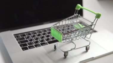 Boş oyuncak arabası bir dokunmatik pedin üzerinde duruyor, bir dizüstü bilgisayarın cesedi.. 