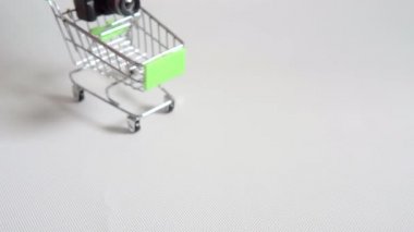 Oyuncak metal market tramvayı oyuncak fotoğraf makineli küçük alışveriş arabası.