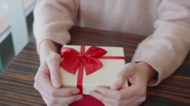 Kız bir randevuda ya da bayram kutlamasında bir hediye aldı. Sevgililer Günü, doğum günü, görücü usulü randevu, Noel, Anneler Günü, Kadınlar Günü, Şükran Günü konsepti. Yakından bak, Dolly